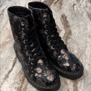TRUE CRAFT Goth Grunge Whimsigoth Floral Black Lace-Up Side Zip Boots 7.5 NWOT
